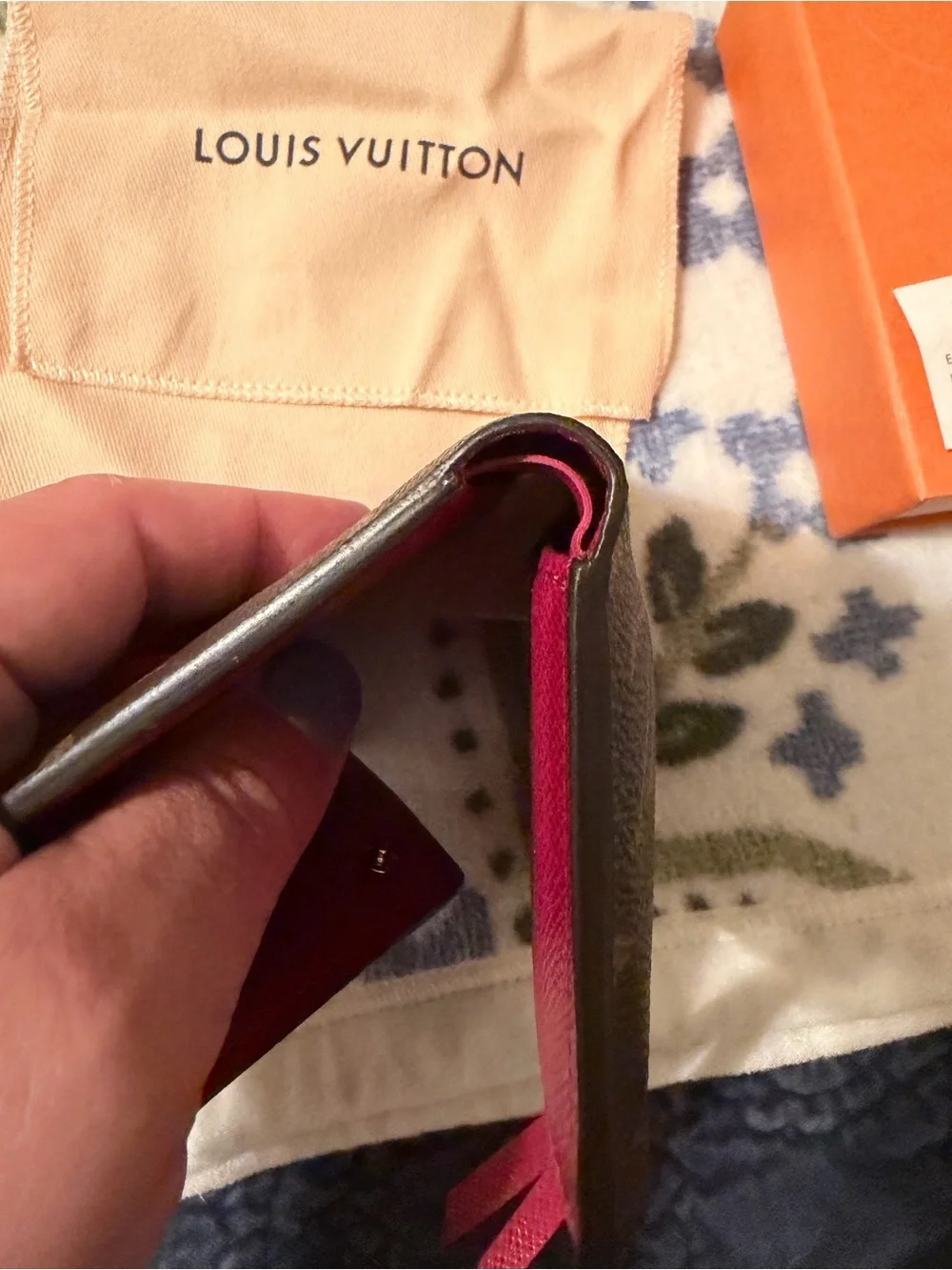Louis VuittonVictorine small wallet. Fuchsia inside. Excellent condition